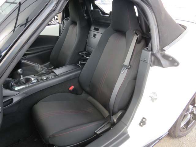 運転席と助手席の真ん中背面にはグローブBOXが付いています。コンパクトな車内なのでこういった収納は嬉しいですね！BOX下のドリンクホルダーは取り外ができ、シフトレバー横辺りに付け替えることも可能です！