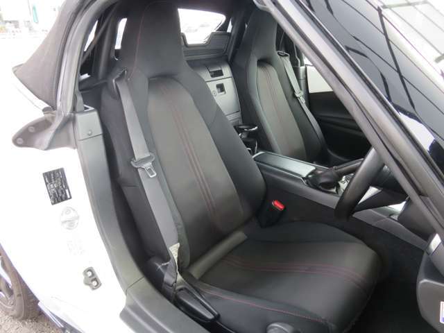 シートカラーはブラックとなっています。汚れが目立ちにくいのが嬉しいポイントですね（＊＾＾＊）運転席はシートの高さを調整できるので小柄な方でも大柄な方でも適切なシートポジションに合わせることが可能です。