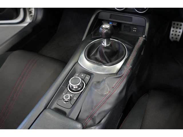 6速ミッションのお車となっています。車速や道路状況に応じてシフトレバーとクラッチを操作するため車との一体感を味わいながら走ることができるのが最大のメリットです。こだわりの1台を求めている方におすすめ！