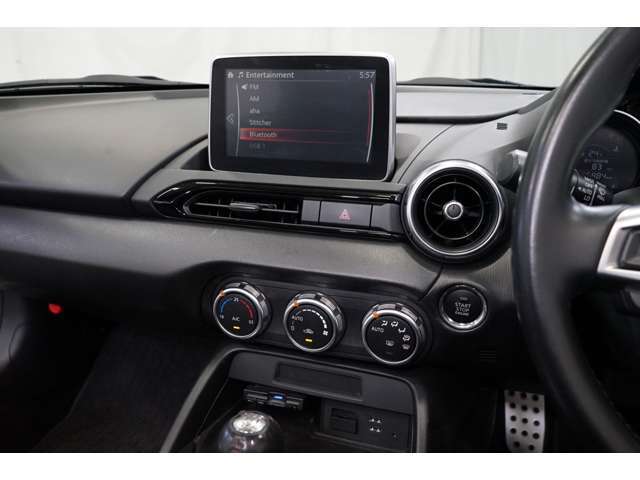 純正ナビ装備！Bluetooth対応のナビが付いています！スマートフォンと接続して好きな音楽を流してください♪また、オートエアコンを装備しているので設定した温度で車内の温度調整を自動で行ってくれます！