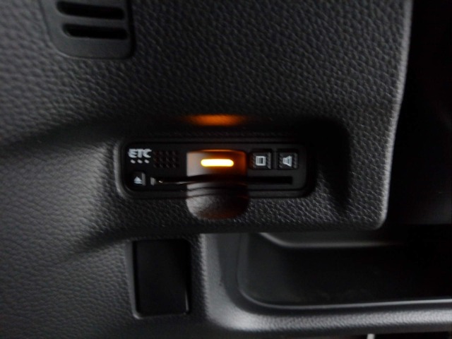 有料道路をキャッシュレスで通行できるETC車載器付きです。運転席足元に設置されています。ETCセットアップ費用は含まれておりません。別途必要となります。
