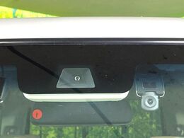 【ホンダセンシング】走行中に前方の車両等を認識し、衝突しそうな時は警報とブレーキで衝突回避と被害軽減をアシスト。より安全にドライブをお楽しみいただけます。