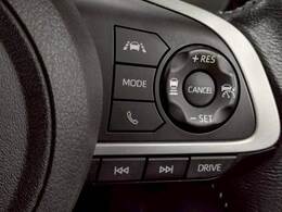 【レーダークルーズコントロール】装備車両です。レーダーやカメラを使って前を走るクルマの状況を検知して速度を調整してくれます。遠距離ドライブの高速道路などでは大活躍で疲労軽減に役立ちます。