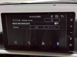 【純正ディスプレイオーディオ】FM・AMラジオやブルートゥース接続など多彩な機能を併せ持っており、インパネ周りがすっきりしてますね！追加オプションでナビ機能やフルセグTVなども可能です。