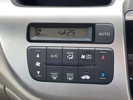 【オートエアコン】一度お好みの温度に設定すれば、車内の温度を検知し風量や温度を自動で調整。暑い…寒い…と何度もスイッチ操作をする必要はありません。快適な車内空間には必須の機能ですね♪