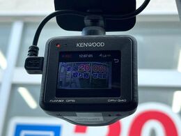 【ドライブレコーダー】安心・安全なカーライフに必須のドライブレコーダーを装備！走行中はもちろん、あおり運転や事故に遭遇した際の状況も映像で記録し、万一のリスクに備えます。