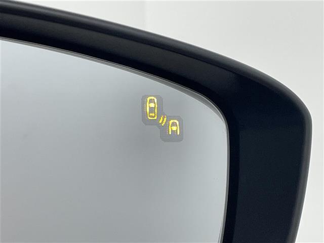 【BSM（ブラインドスポットモニター）】隣車線上の側方および後方から接近する車両を検知すると、検知した側のドアミラーが点灯。その状態でウインカーを出すと、インジケーターの点滅と警報音で警告します。