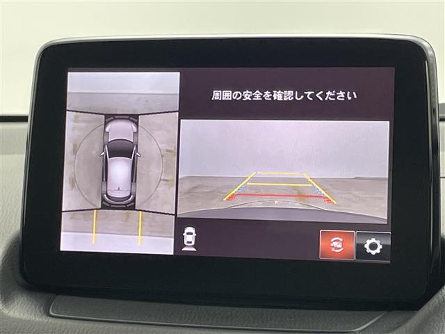 【360°ビュー・モニター】まるでクルマを真上から見下ろしたかのような視点で駐車をサポートします！クルマの斜め後ろや真横など、前後左右の4つのカメラの映像が合成されて、モニターに映し出されます。