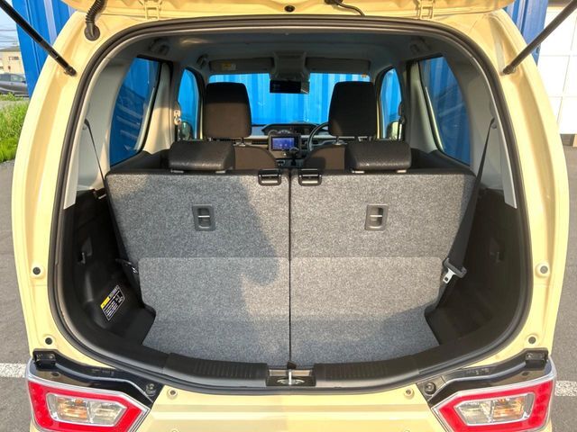 普段のお買い物や通勤、送迎等に十分な荷室スペースを確保しております。セカンドシートを倒すと、大きな荷物の積載も可能です♪