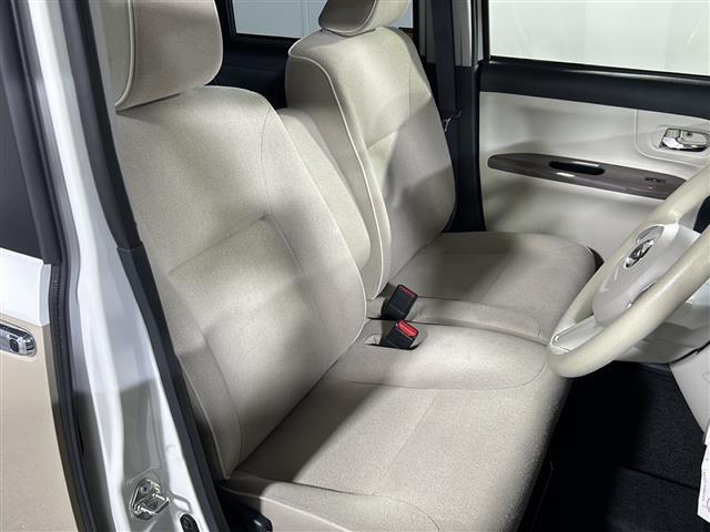 【運転席】座り心地が良いシートなので長時間の運転でも快適にお過ごしいただけます。新品のフロアマットのご注文も可能です。掲載箇所以外にご希望の写真がございましたらお気軽にお問い合わせ下さい。