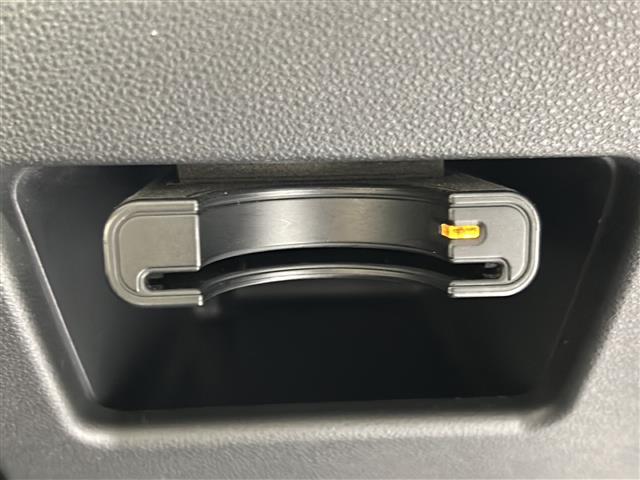 【ETC】有料道路を利用する際に料金所で停止することなく通過できる、ETC車載器（ノンストップ自動料金収受システム機器）が装備されています。セットアップを行うことで利用可能になります。