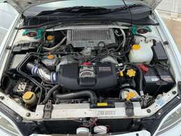 エンジン型式EJ20/出力260ps（191kW）/6000rpmトルク32.5kg・m（319N・m）/5000rpm種類水平対向4気筒DOHC16バルブツインターボ！