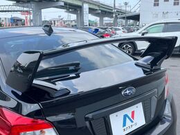 【大型リヤスポイラー】スポーツカーらしさがグッと引き立つ大型リヤスポイラーを装着♪高速走行時のスタビリティ（走行安定性）向上に役立ちます。