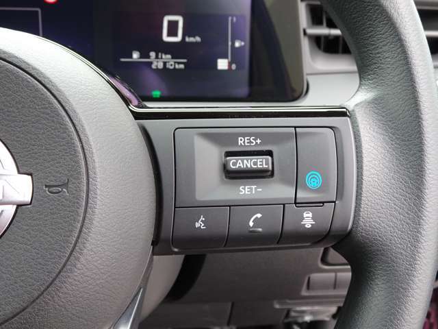 運転支援機能・プロパイロット搭載。　設定した速度で定速走行でき、先行車に自動で追従走行も可能です。さらにハンドル支援機能もあり、車線の中央を走るように制御してくれます。