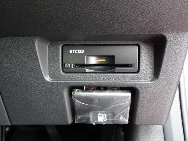 純正ETC2.0付　料金所もスムーズに通れ、割引料金の適用もあります。ビルトインできれいに収まっており、見た目もスマートです。