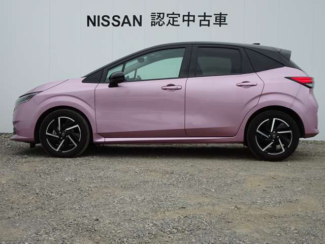 ボディーカラーはオペラモーブ　ツートンカラーで屋根はブラックになります。