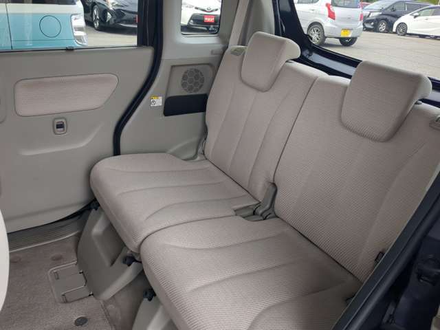 【車内清掃】お客様に気持ちよく見て頂けるよう展示車両は常に綺麗に仕上げております！