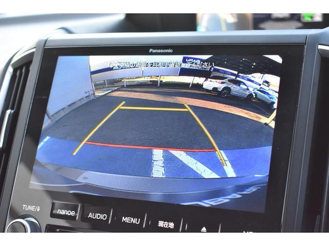 リヤカメラ付きなので、シフトレバーをリバースにすると連動してカメラ映像に切り替わります。
