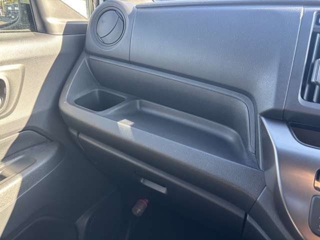 収納ボックスは助手席側にあり取り出しもラクラクです！！