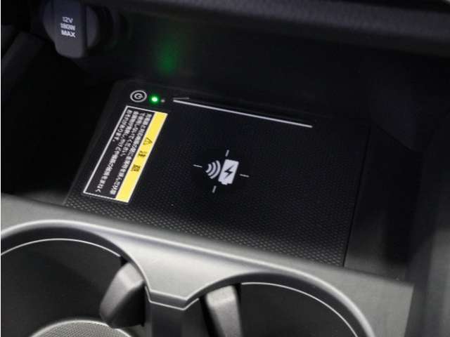 ◆ワイヤレス充電器◆ワイヤレス充電規格Qiに適合した機器を充電エリアに置くことで使用できます。