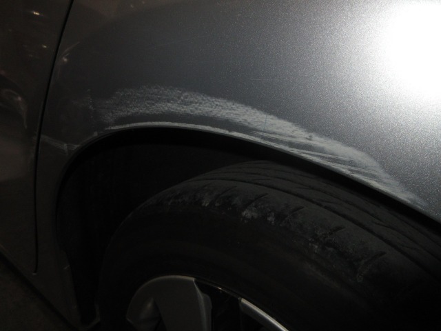 この車両は左リアフェンダー下部にA4サイズ程度の擦り傷が有ります。こちらは現状での販売となります。ご希望であれば当社にて板金修理を行うことも可能です。詳しくは担当営業までご相談下さいませ。