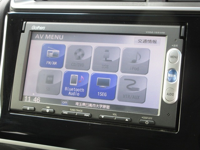 ギャザズメモリーナビ(VXM-155VSi)が装着されております。AM、FM、CD、DVD再生、ワンセグTV、Bluetoothがご使用いただけます。初めて訪れた場所でも道に迷わず安心ですね！