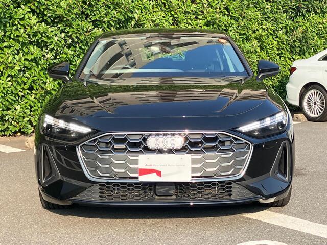 Audiデザインの特徴であるシングルフレームグリルが存在感を主張します。