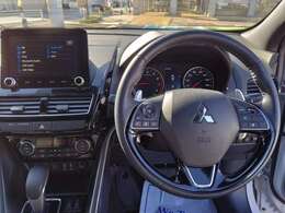 ステアリングに各種スイッチが付いてますので、運転中に余所見することがありませんね！