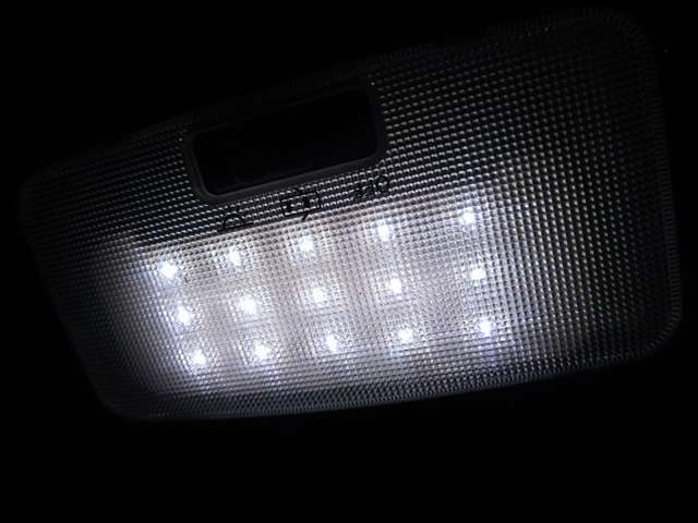 車内のルームランプは明るいLED球になります！！