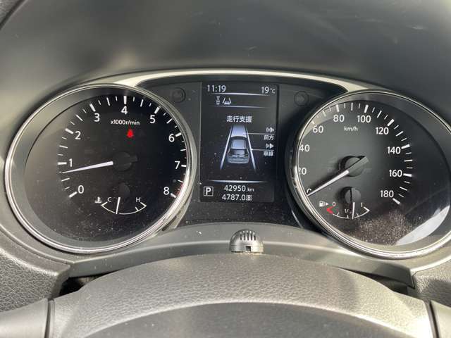 視認性の高いメーターで運転情報を的確に把握できます