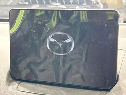 【8インチマツダコネクト】車内の雰囲気にマッチした大型のディスプレイ。スマホ接続でのナビ使用やBluetooth再生等、様々な機能が楽しめます。直感的なダイヤル操作が可能で、使い勝手も良好です。
