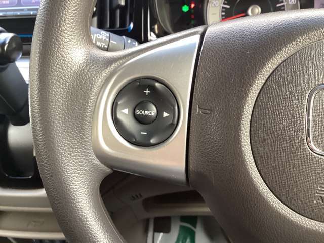 便利なステアリングスイッチも装備！運転中のオーディオ操作も安心です☆彡