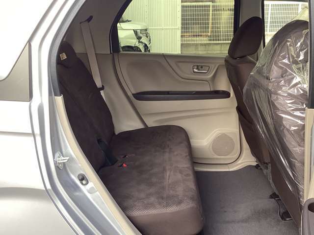 後部座席も広い空間を確保できゆっくり乗車できます！ファミリーでお出かけも余裕です♪