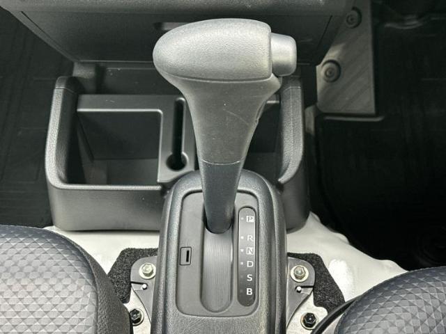 WECARSの展示場では実際に見て、触ってお車をお選びいただけます！知識の豊富な営業スタッフが様々なカーライフをご提案いたします！