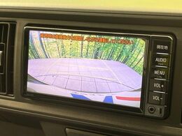 【バックカメラ】駐車時に後方がリアルタイム映像で確認できます。大型商業施設や立体駐車場での駐車時や、夜間のバック時に大活躍！運転スキルに関わらず、今や必須となった装備のひとつです！