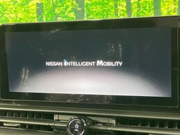 【純正ナビ】人気の純正ナビを装備しております。ナビの使いやすさはもちろん、オーディオ機能も充実！キャンプや旅行はもちろん、通勤や買い物など普段のドライブも楽しくなるはず♪