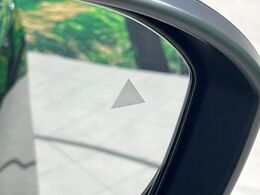 【後方車輛検知】走行中、ドアミラーの死角になりやすい箇所に後続車が接近するとサイドミラー付近に警告を表示、ドライバーに注意喚起をしてくれます。