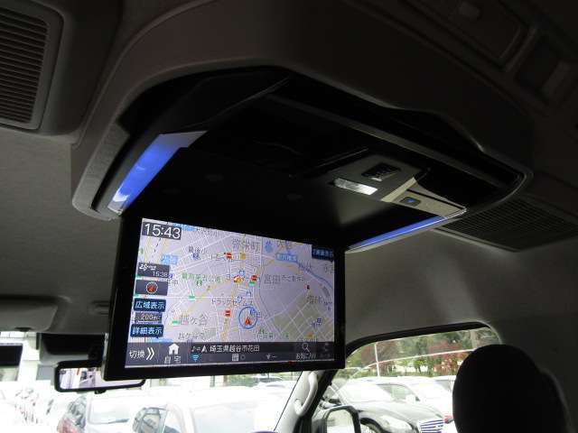 【後席用フリップダウンモニター】後席のエンターテイメントも充実♪走行中もテレビは見れますので、これで後席に座っているお子様やご家族の方々も快適ドライブ♪LINEでのお問合せもOKです。