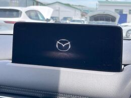 【10.25インチマツダコネクト】車内の雰囲気にマッチした大型ディスプレイ。スマホ接続でのナビ使用やBluetooth再生等、様々な機能が楽しめます。直感的なダイヤル操作が可能で、使い勝手も良好です。