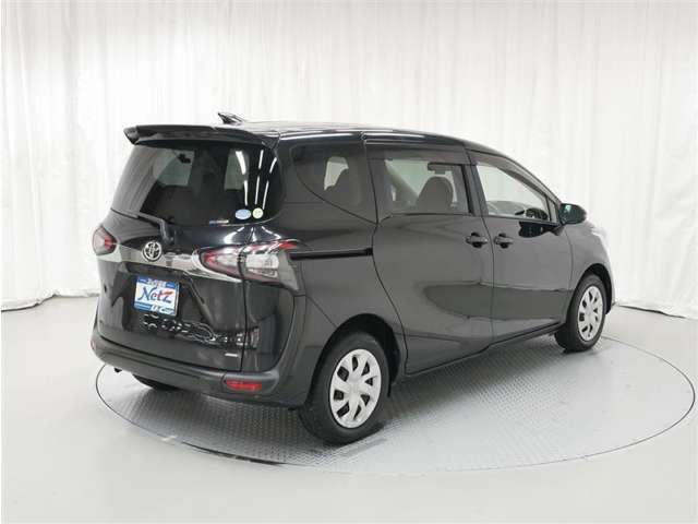 バックカメラが付いているので後方確認が非常にしやすいです。今や運転初心者も熟練者も必須装備！ついていて損はないですね♪