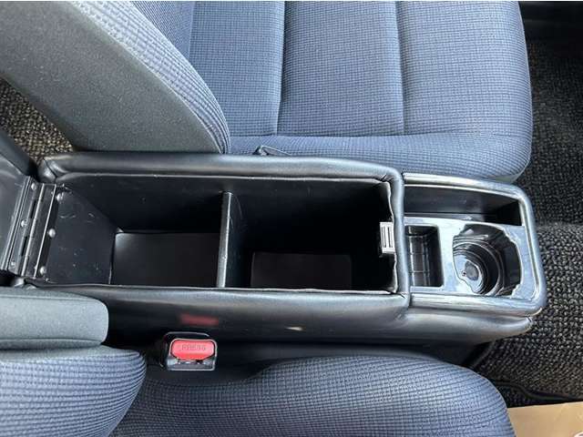 社外のコンソールBOXを装備しております。