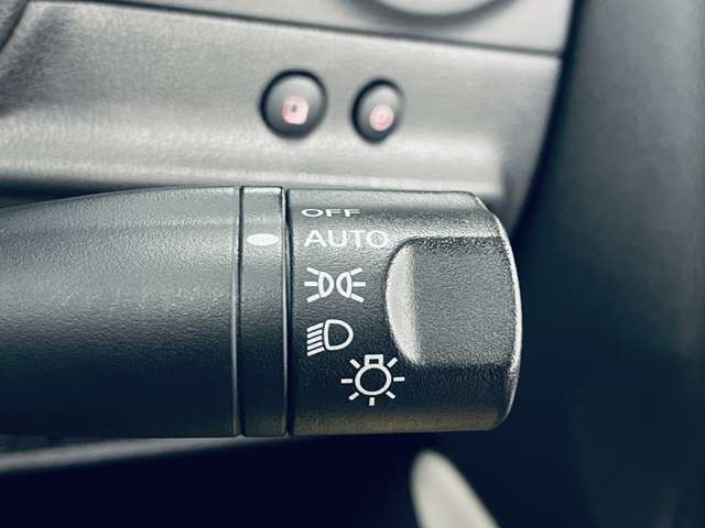 「オートライト」　暗くなると自動でライトが点灯し、安全運転を手助け！