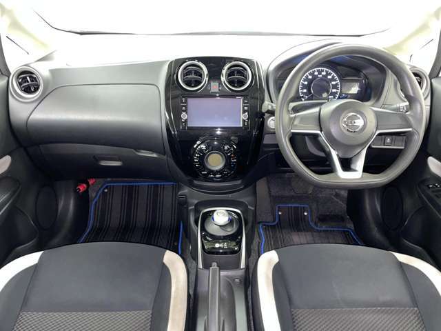 「内装」黒色を基調としており、落ち着いた雰囲気を演出しています！