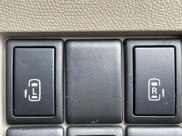 【両側パワースライドドア】スマートキーや運転席のスイッチで後席両側スライドドアの開閉が可能♪電動だから力を入れてドアを開ける必要が無く、小さなお子様でも簡単に開け閉めでき快適です♪