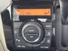 【オートエアコン】一度お好みの温度に設定すれば、車内の温度を検知し風量や温度を自動で調整。暑い…寒い…と何度もスイッチ操作をする必要はありません。快適な車内空間には必須の機能ですね♪