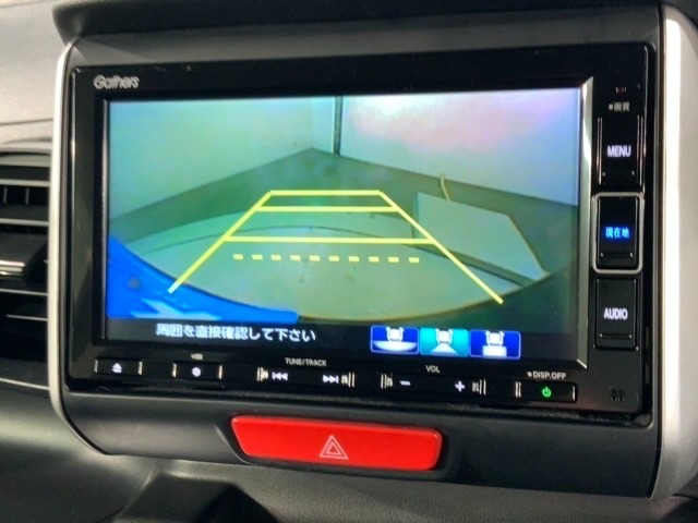リバースギアに入れるだけで後方の表示へ切り替わります。夜間や雨の日の駐車も楽になりますよ。
