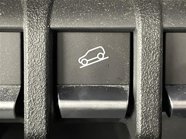 【ヒルディセントコントロール（4WD）】急な下り坂を降下する際でも、システムが安全な速度での走行を維持できるようにブレーキ制御を行い、サポートします！オフロード・積雪路などで活躍します！