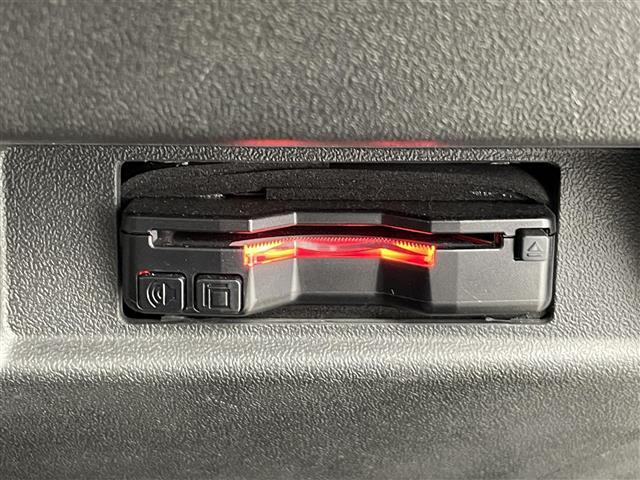 【ETC】有料道路を利用する際に料金所で停止することなく通過できる、ETC車載器（ノンストップ自動料金収受システム機器）が装備されています。セットアップを行うことで利用可能になります。