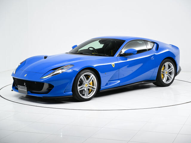 鮮やかなブルーとV12エンジンのサウンドはどんな場所でも注目を集めます。