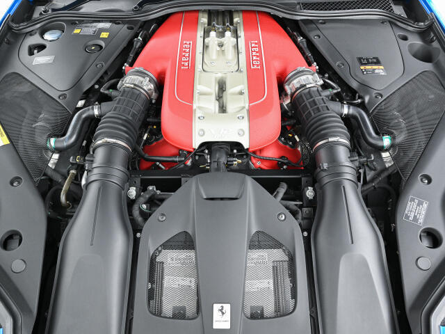 6.5L・V12自然吸気エンジンをフロントに搭載しております。